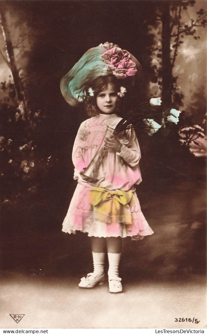 ENFANTS - Une Petite Fille Tenant Un Vase - Colorisé - Carte Postale Ancienne - Portraits