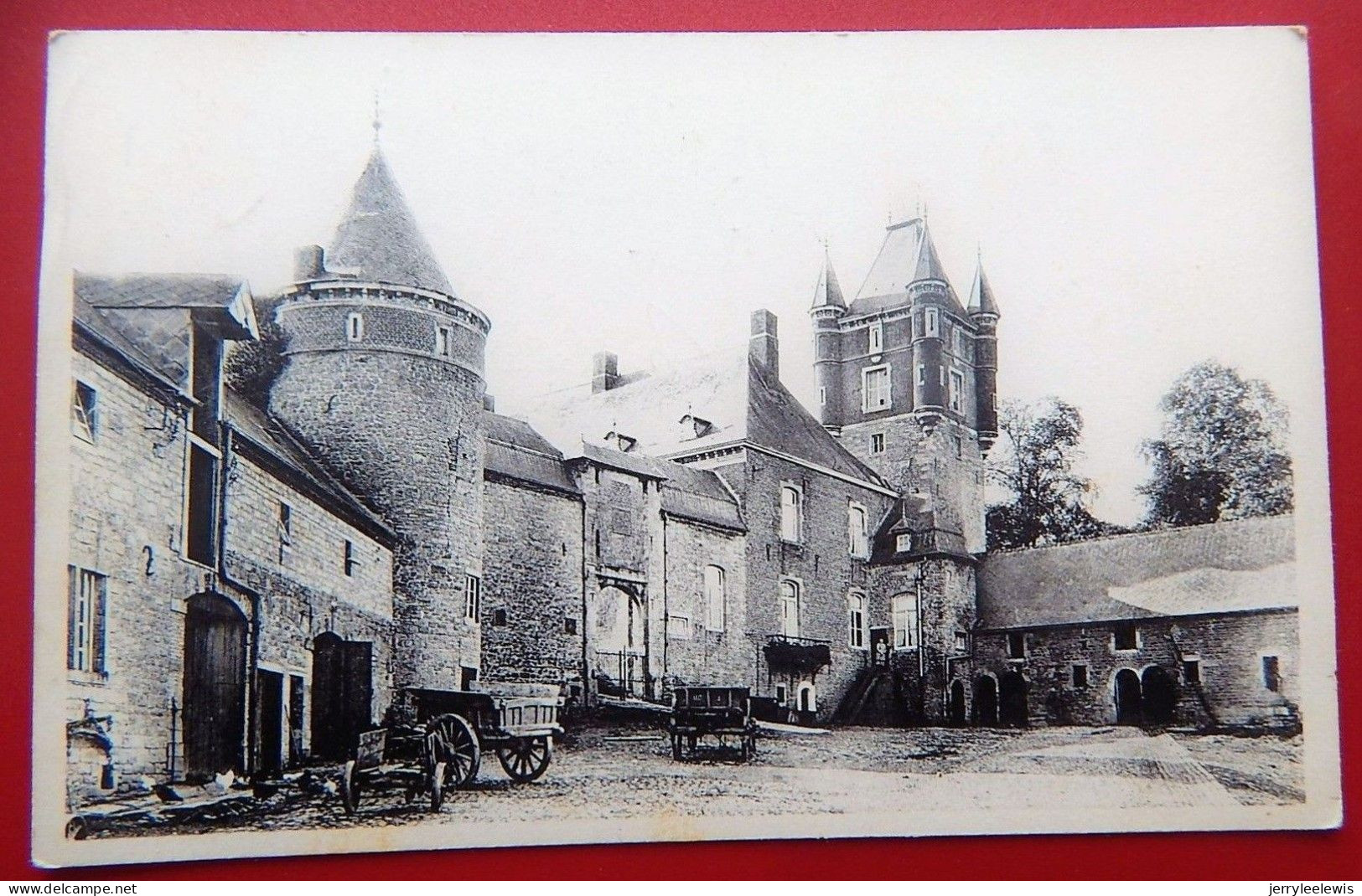 BERZEE  -  Le Château - Cour De La Ferme - Walcourt