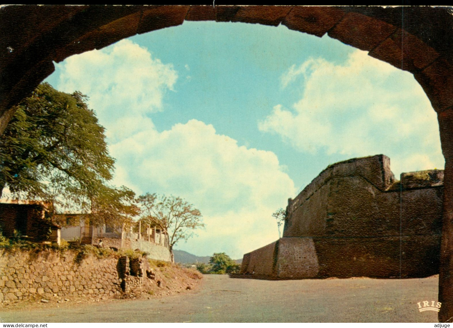 CPM- Guadeloupe - BASSE TERRE -  Fort Saint-Charles - Edit. Hachette Antilles**** 2 Scans - Basse Terre