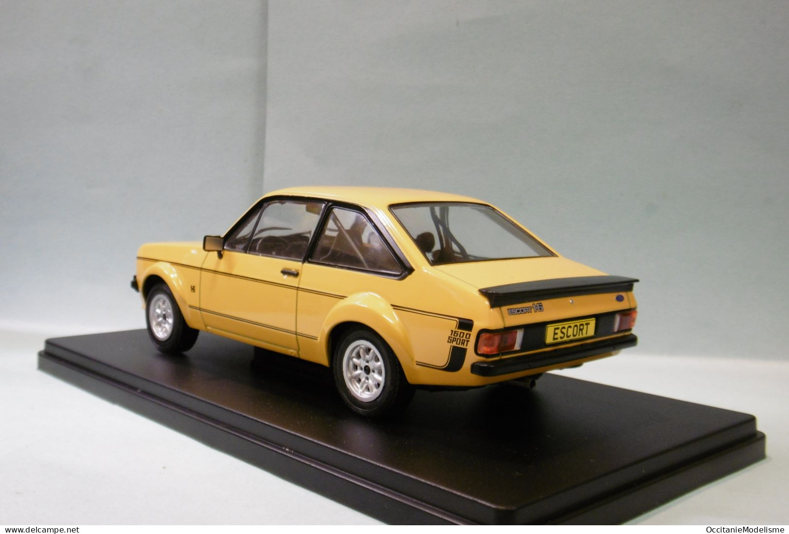 WhiteBox - FORD ESCORT MK II 1600 Sport Jaune Réf. WB124129 Neuf NBO 1/24 - Sonstige & Ohne Zuordnung