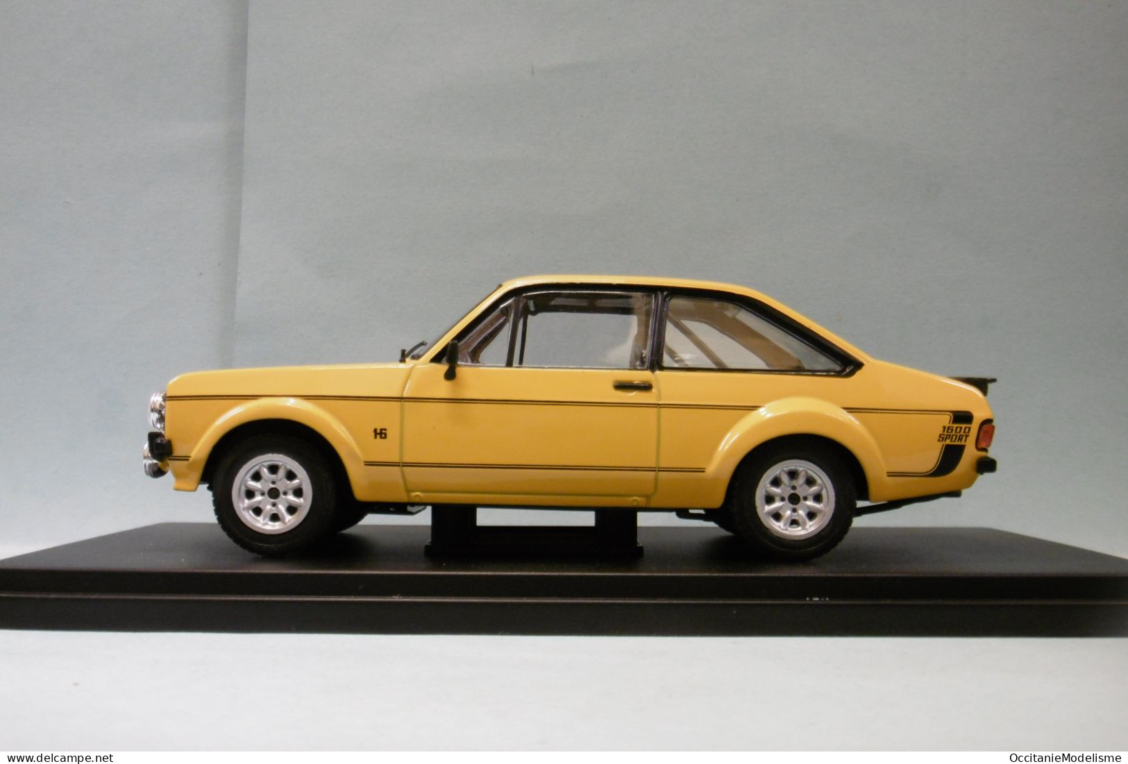 WhiteBox - FORD ESCORT MK II 1600 Sport Jaune Réf. WB124129 Neuf NBO 1/24 - Autres & Non Classés