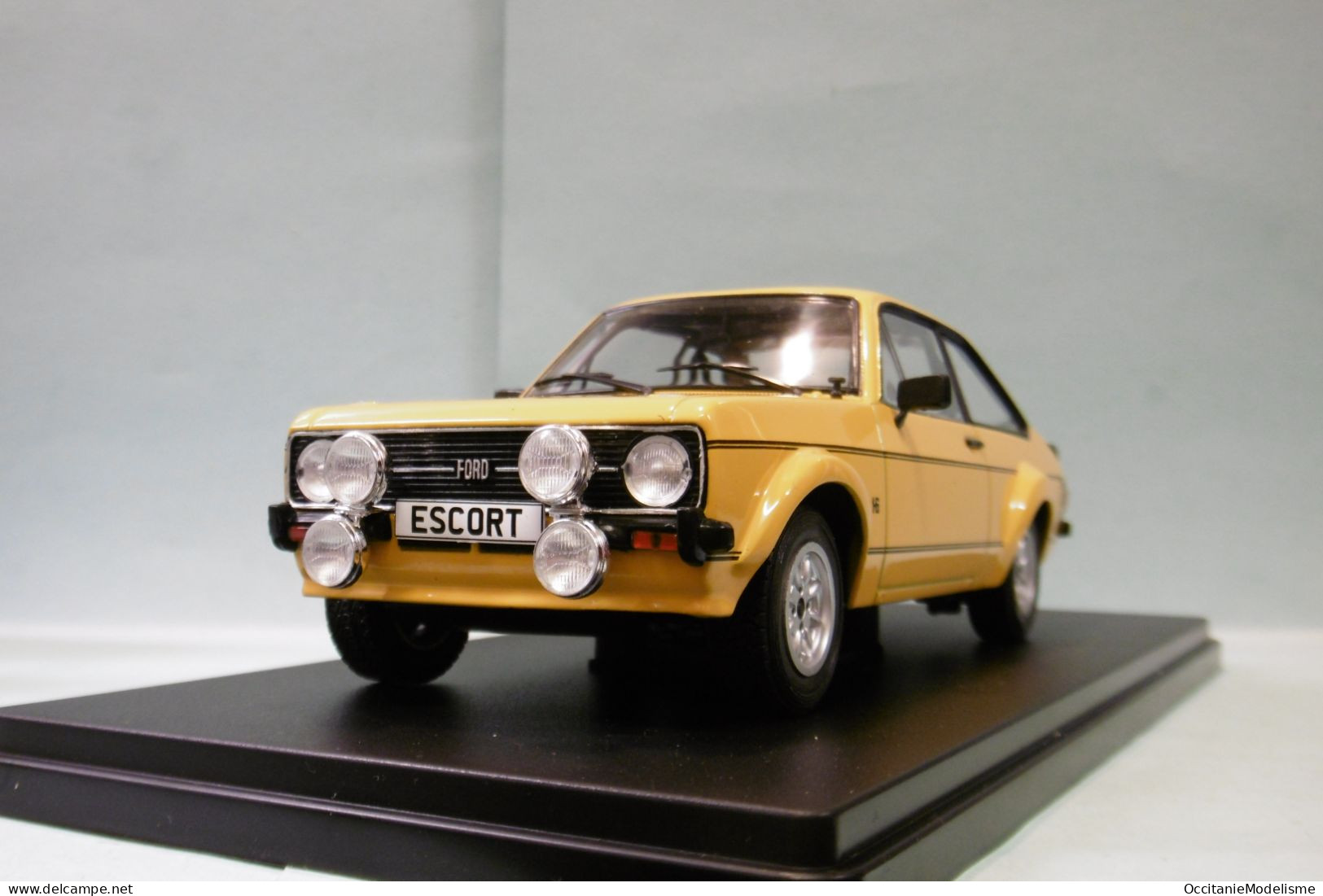 WhiteBox - FORD ESCORT MK II 1600 Sport Jaune Réf. WB124129 Neuf NBO 1/24 - Altri & Non Classificati