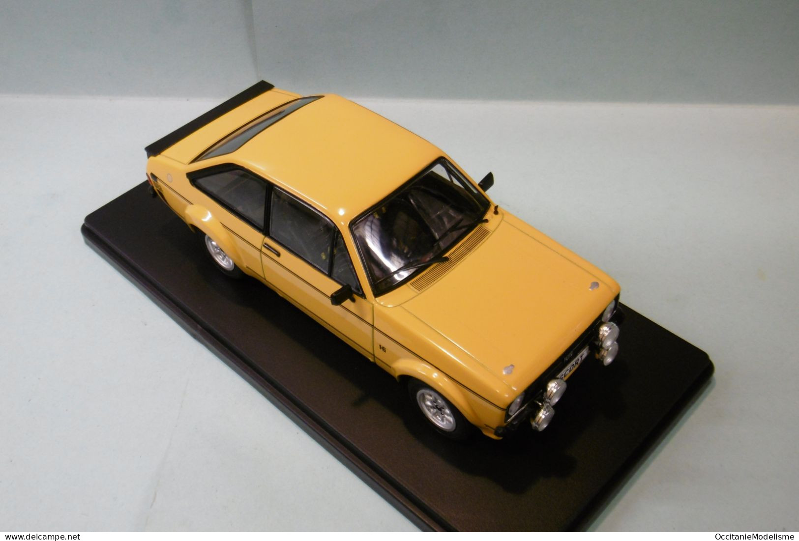 WhiteBox - FORD ESCORT MK II 1600 Sport Jaune Réf. WB124129 Neuf NBO 1/24 - Altri & Non Classificati