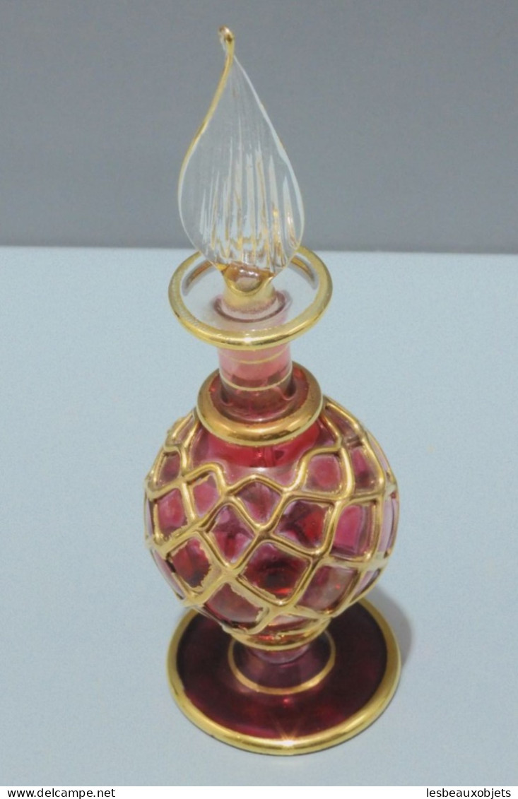 -JOLI FLACON A PARFUM En VERRE De VENISE Ou MURANO Avec Son BOUCHON VITRINE   E - Glass & Crystal