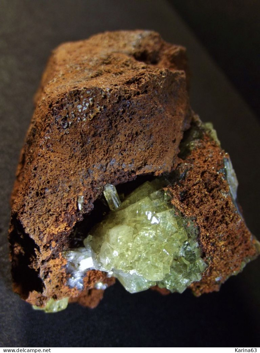 Adamite On Limonite Matrix - High Fluoresence Under UV ( 5.5 X 4 X 4 Cm) - Ojuela Mine - Mapimi - Mexico - Mineralien