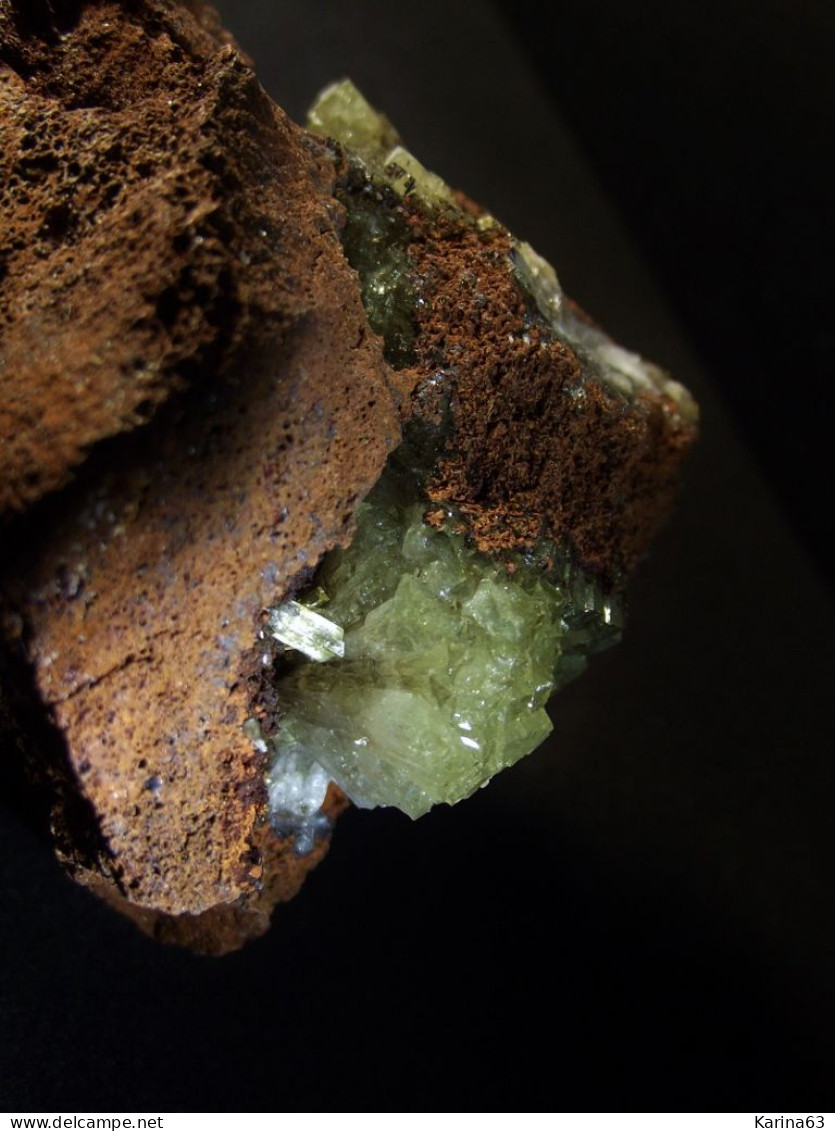 Adamite On Limonite Matrix - High Fluoresence Under UV ( 5.5 X 4 X 4 Cm) - Ojuela Mine - Mapimi - Mexico - Minerals