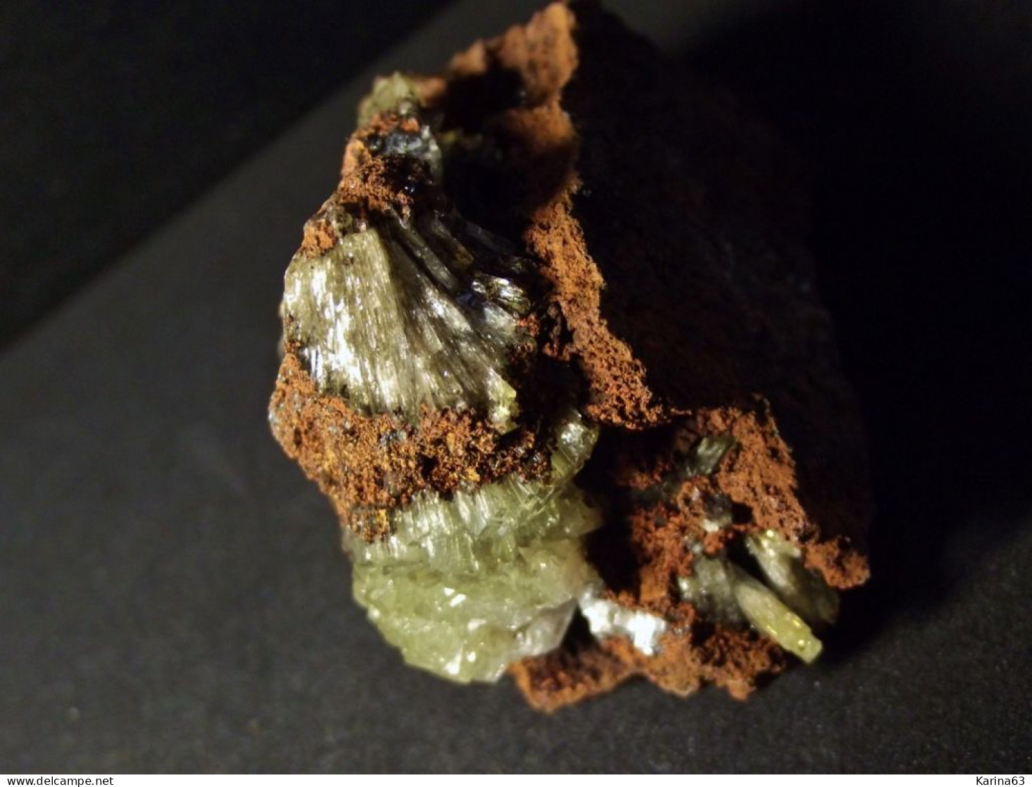 Adamite on Limonite matrix - High fluoresence under UV ( 5.5 x 4 x 4 cm) - Ojuela Mine - Mapimi - Mexico