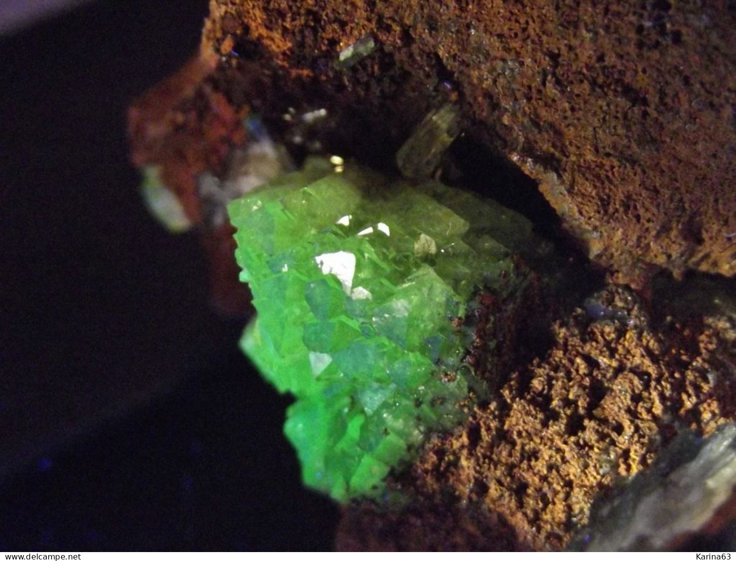 Adamite on Limonite matrix - High fluoresence under UV ( 5.5 x 4 x 4 cm) - Ojuela Mine - Mapimi - Mexico
