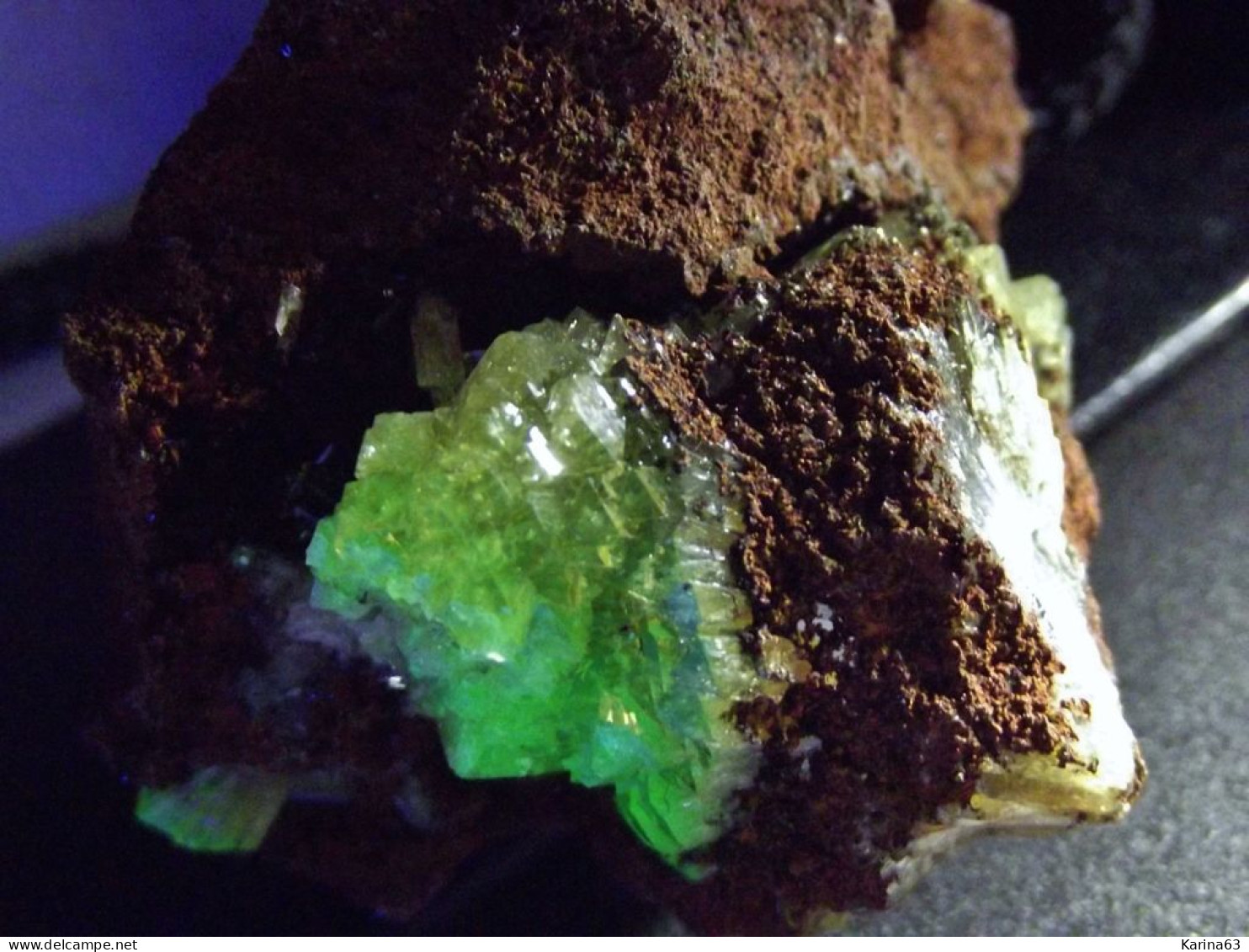 Adamite on Limonite matrix - High fluoresence under UV ( 5.5 x 4 x 4 cm) - Ojuela Mine - Mapimi - Mexico