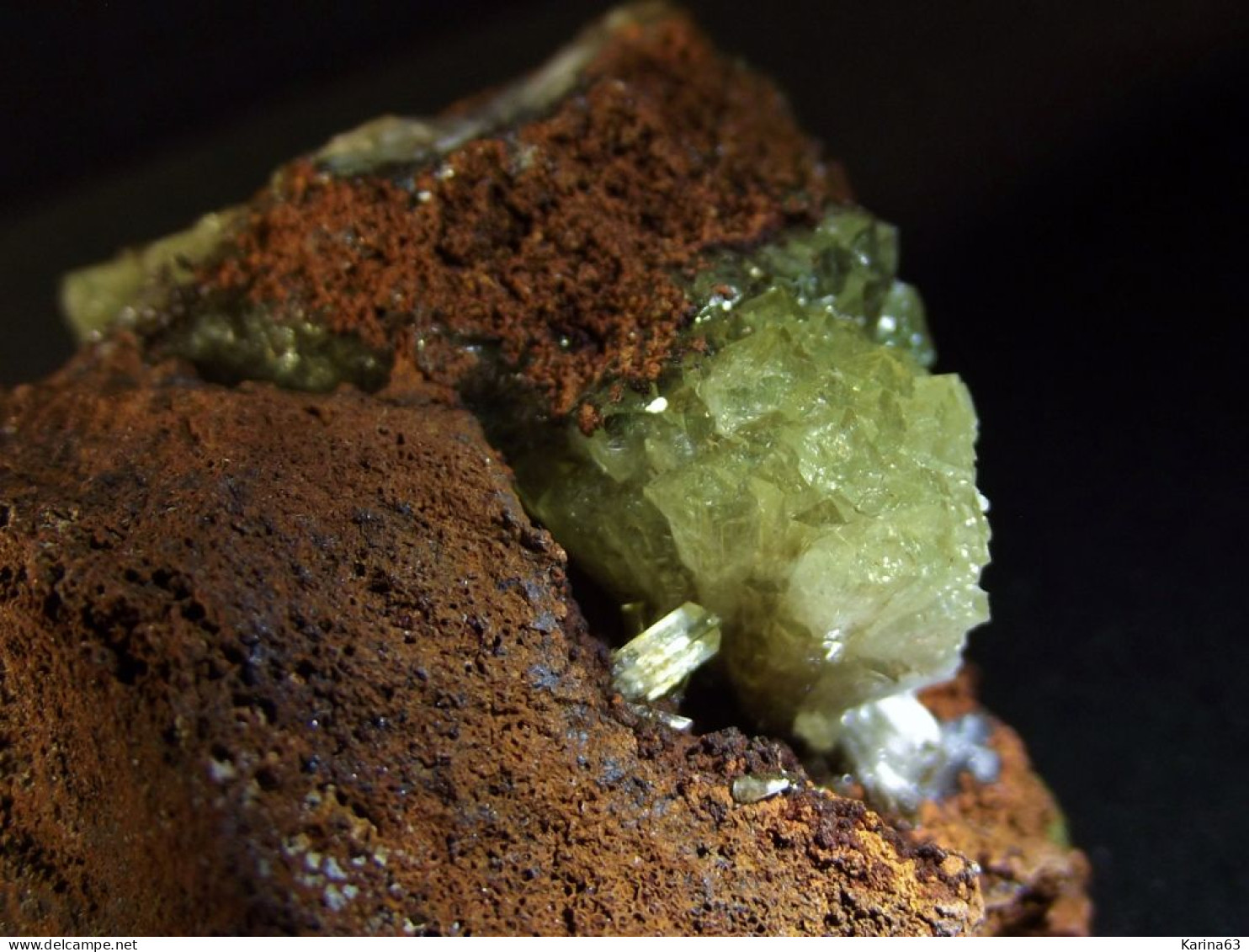 Adamite on Limonite matrix - High fluoresence under UV ( 5.5 x 4 x 4 cm) - Ojuela Mine - Mapimi - Mexico