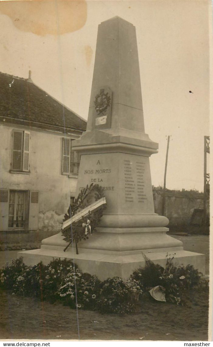 TRAPPES Le Monument - CARTE PHOTO - Trappes