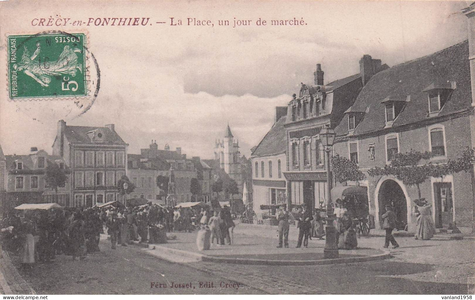 CRECY En PONTHIEU-la Place ,un Jour De Marché - Crecy En Ponthieu