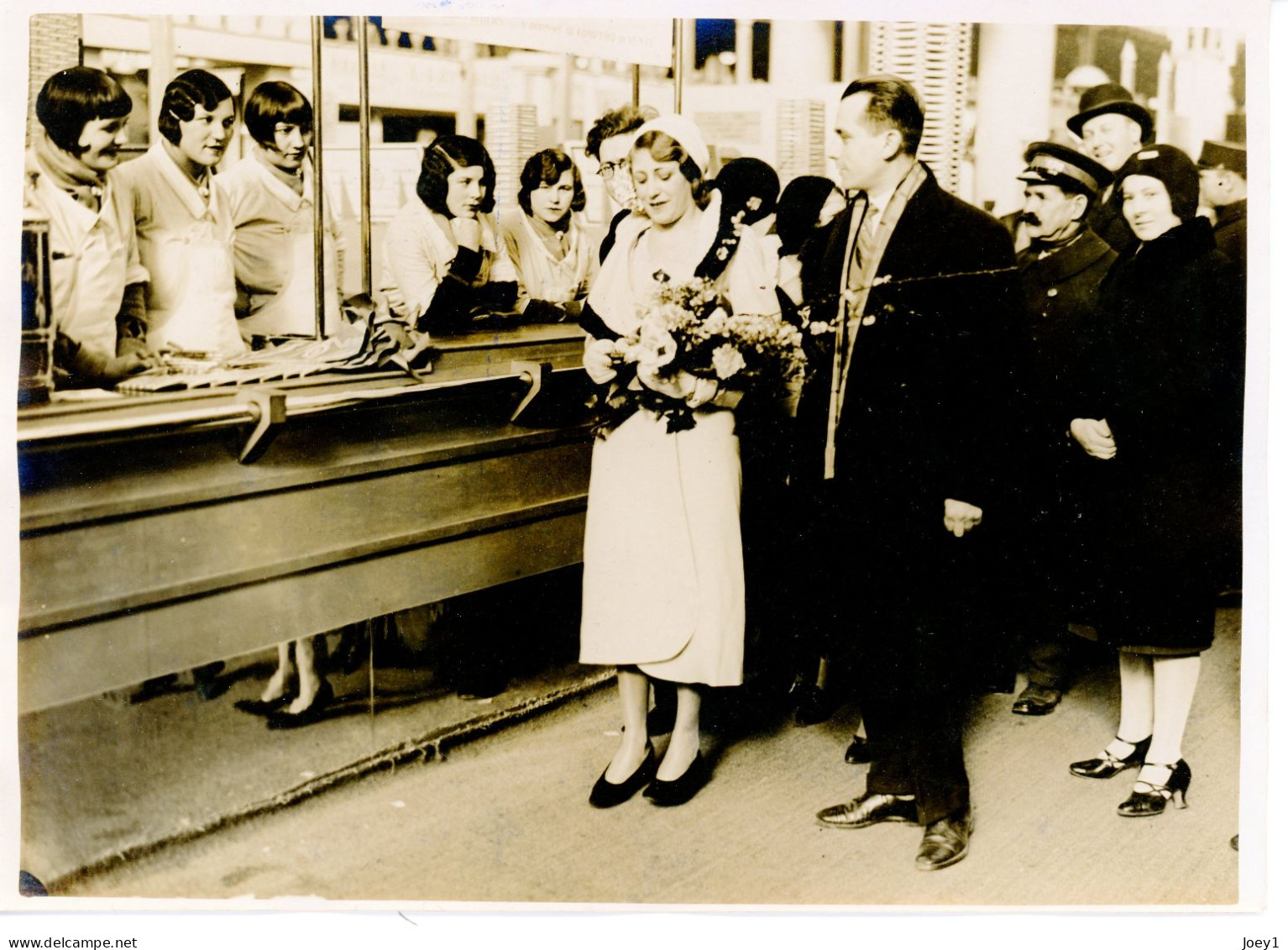 Photo Meurisse Années 1930,mlle Paris Visite L'expo Des Arts Ménagers, Format 13/18 - Geïdentificeerde Personen