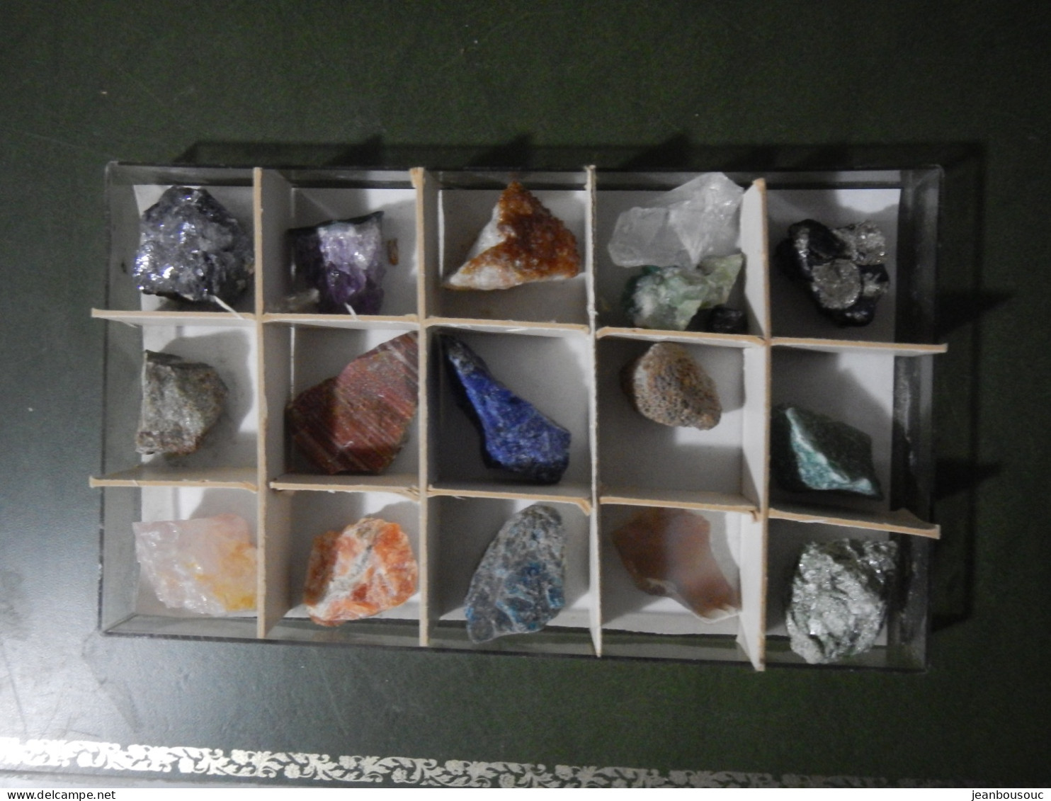 COFFRET DE 15  PIERRES DE DIFFÉRENTS PAYS - Minerales