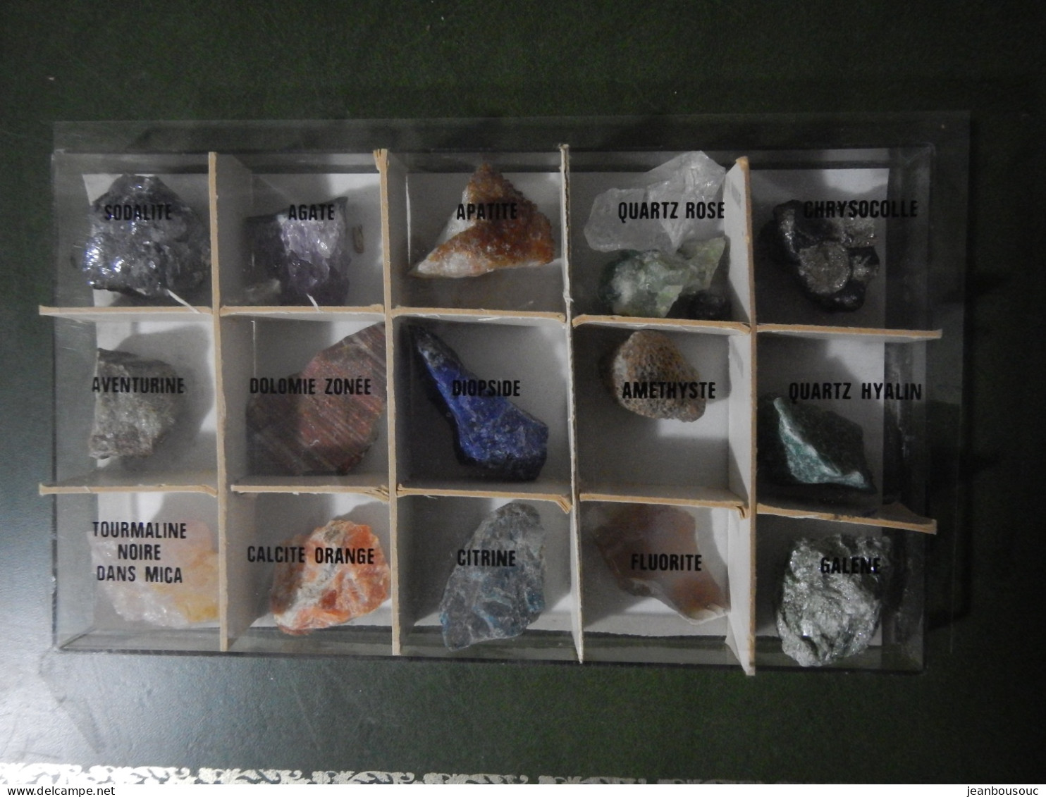 COFFRET DE 15  PIERRES DE DIFFÉRENTS PAYS - Minerales