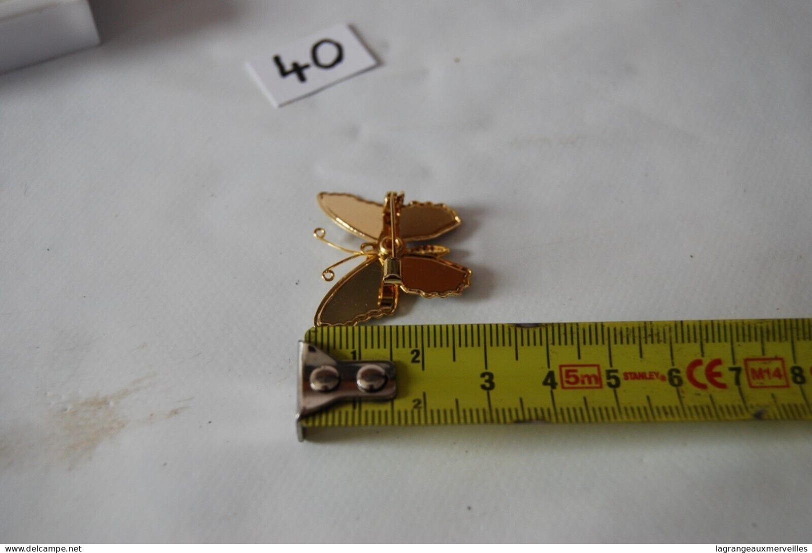 C40 Bijou Fantaisie - Broche Papillon - H 3cm - Brooches