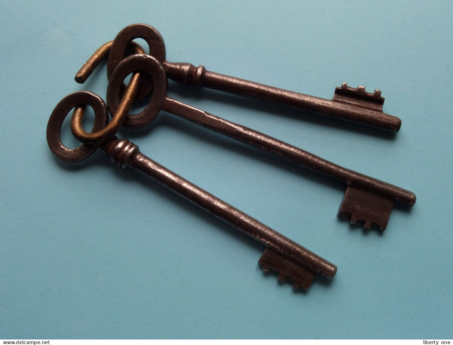 3 X Sleutel / Old Keys / Clé / Schlüssel / Llave ( Zie / Voir / See > DETAIL > SCANS ) Total +/- 85 Gram / L 10,5 Cm. - Ironwork