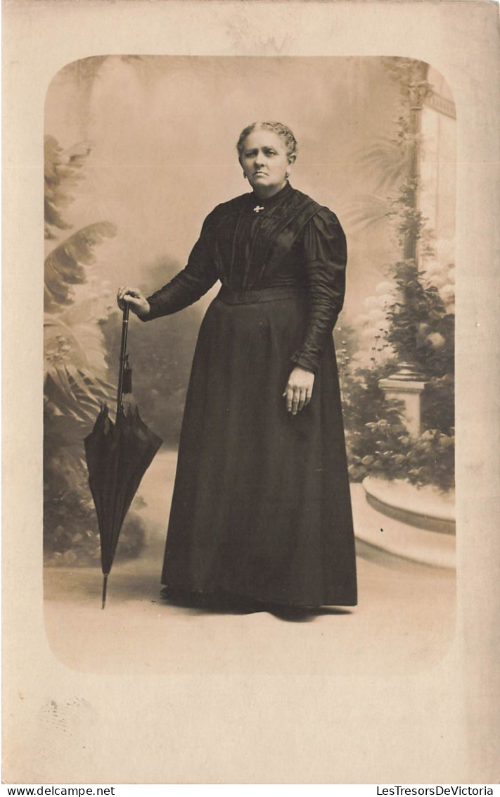 FANTAISIE - Femme - Femme En Robe Noire - Parapluie Noir - Debout Dans La Rue - Carte Postale Ancienne - Women