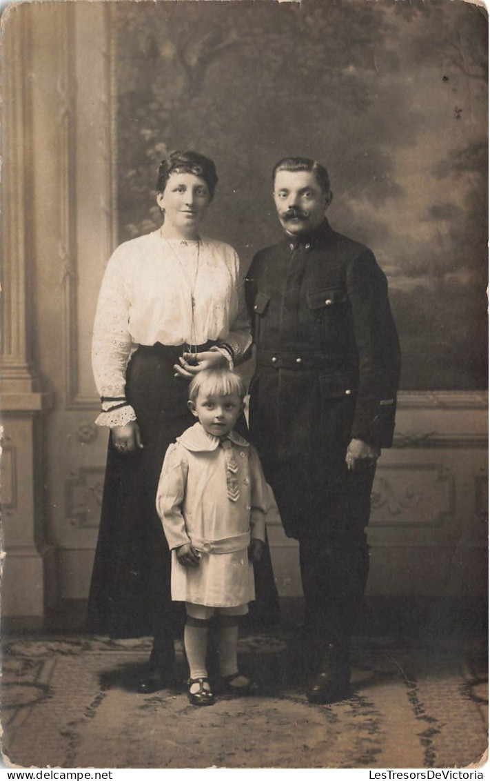 ENFANT - Photo De Famille - Des Parents Et Leur Enfant - Juillet 1907 - Carte Postale Ancienne - Grupo De Niños Y Familias