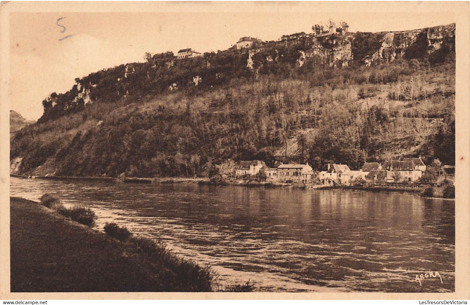 FRANCE - Domme - Petite Ville Féodale Perchée à La Crête D'une Colline Imposante... - Carte Postale Ancienne - Domme