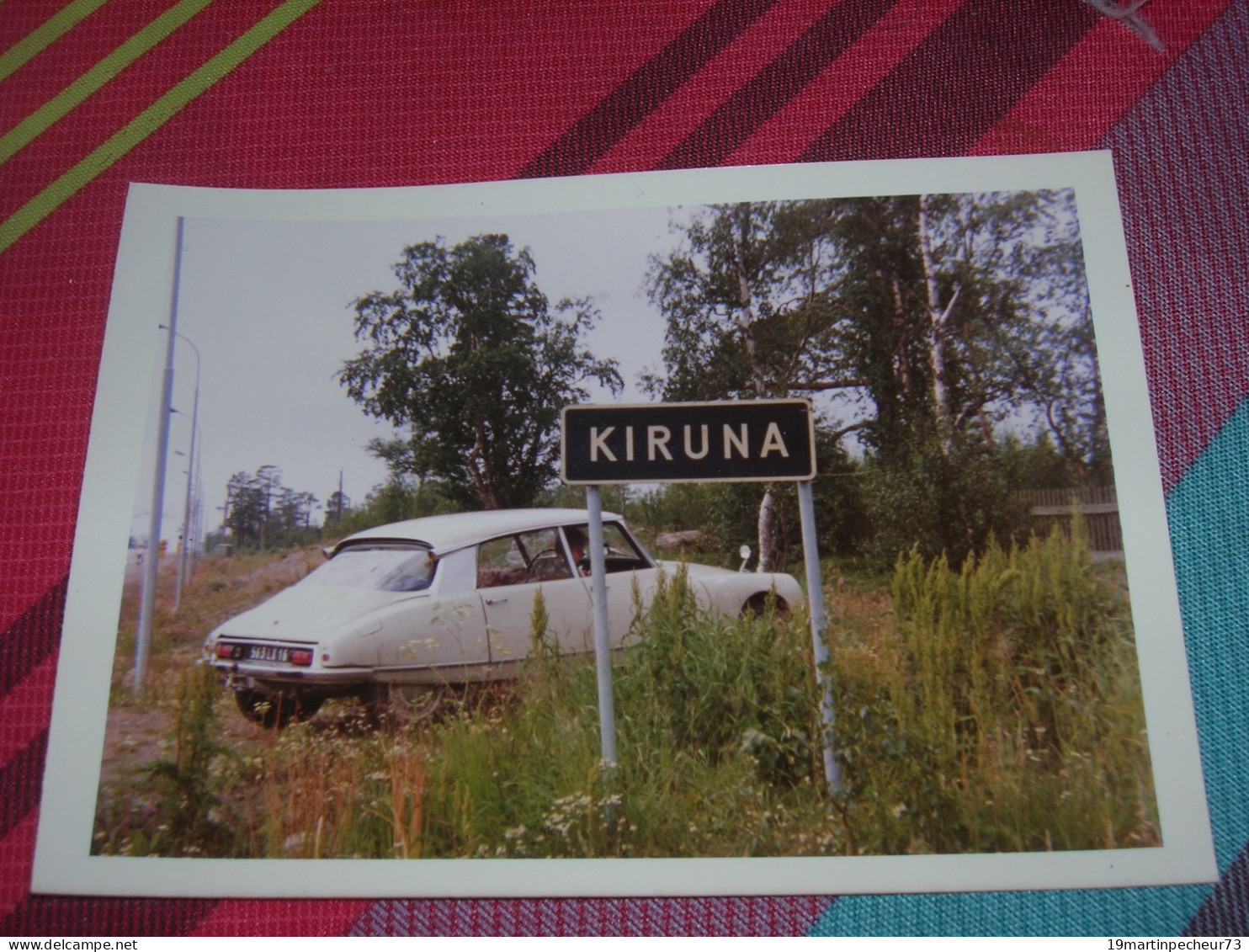 Photo Ancienne Souvenir Voyage En Suède Une Ds Citroen Devant Le Panneau De Kiruna TTB - Schweden