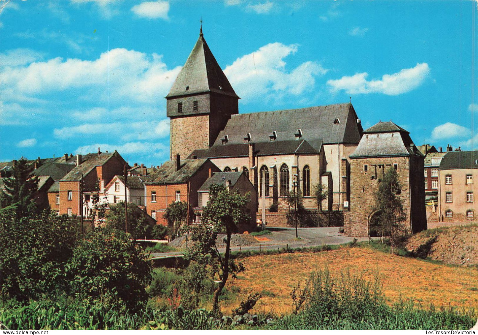 BELGIQUE -  Bastogne -- Vue Générale De L'église St Pierre - Carte Postale - Bastenaken