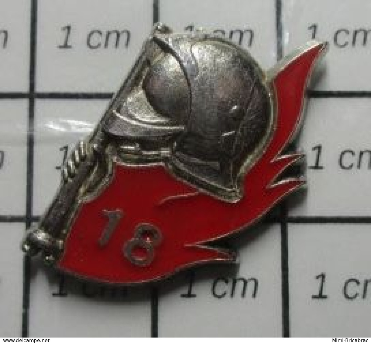 1121 Pin's Pins / Beau Et Rare / POMPIERS / LE 18 FLAMME INCENDIE CASQUE F1 LANCE Par DELSART - Pompiers