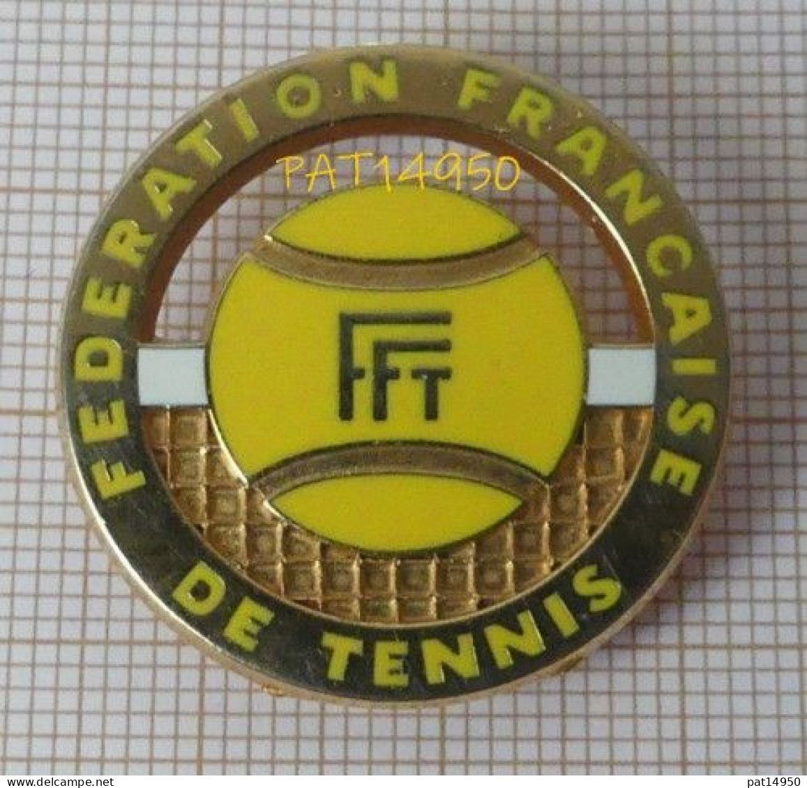 PAT14950 BROCHE FFT BALLE JAUNE FEDERATION FRANCAISE De TENNIS En Version ZAMAC BALLARD - Tennis