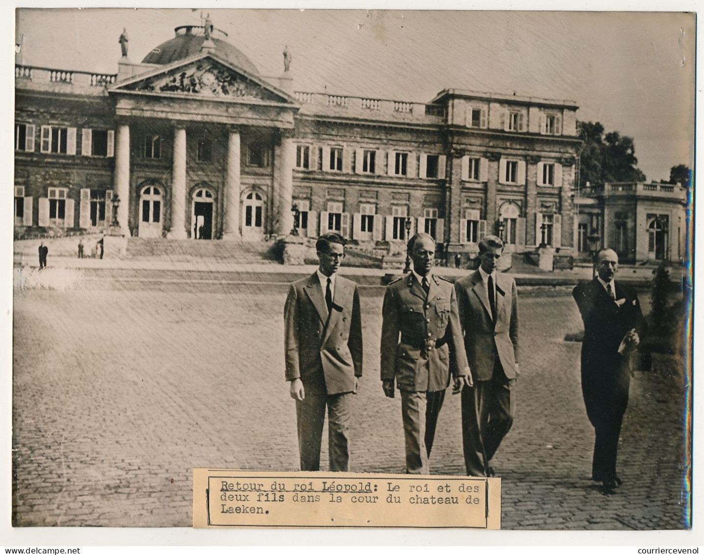 BELGIQUE - Photo De Presse Keystone - Retour Du Roi Léopold : Le Roi Et Ses Deux Fils Dans La Cour Du Château De Laeken - Célébrités