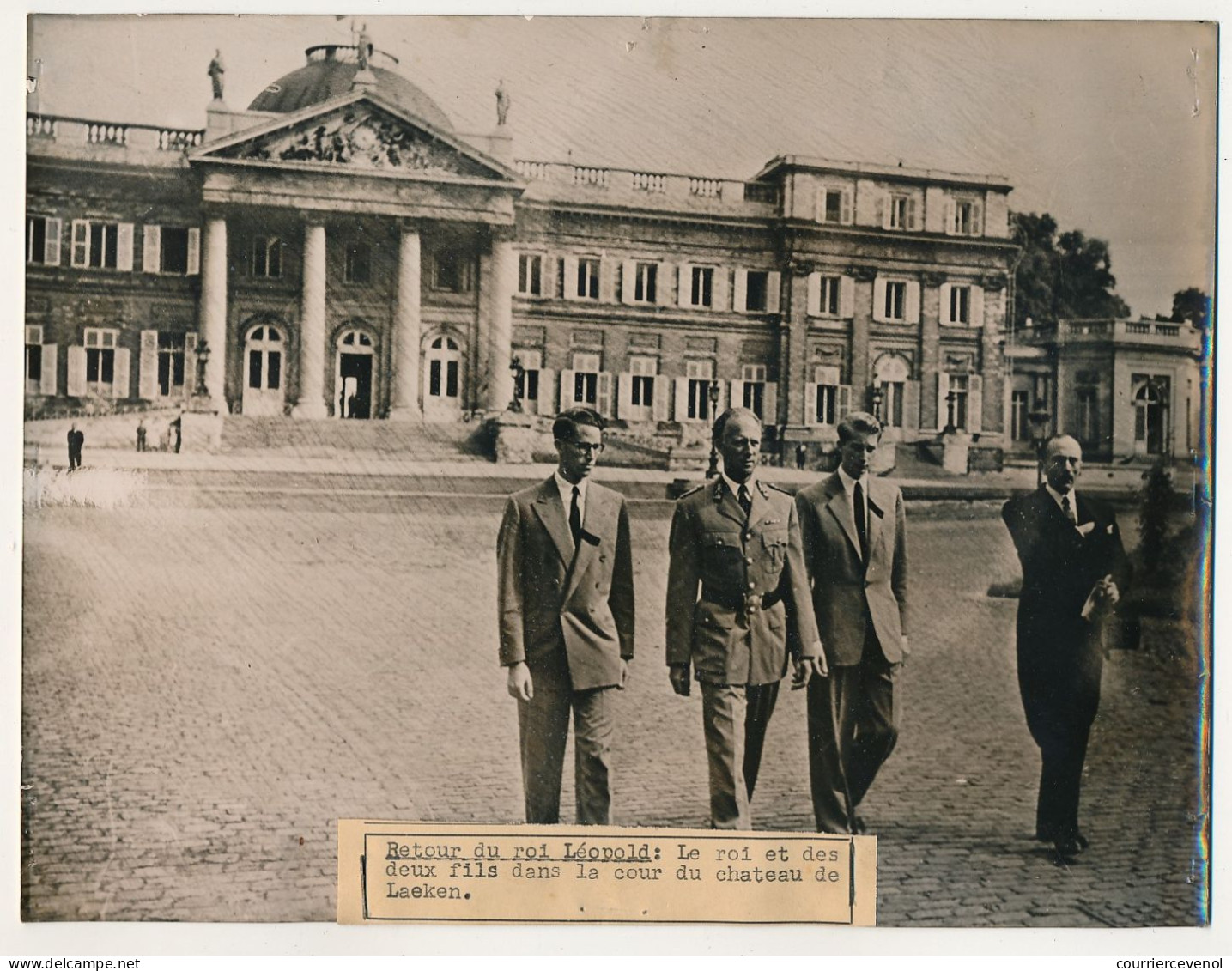 BELGIQUE - Photo De Presse Keystone - Retour Du Roi Léopold : Le Roi Et Ses Deux Fils Dans La Cour Du Château De Laeken - Beroemde Personen