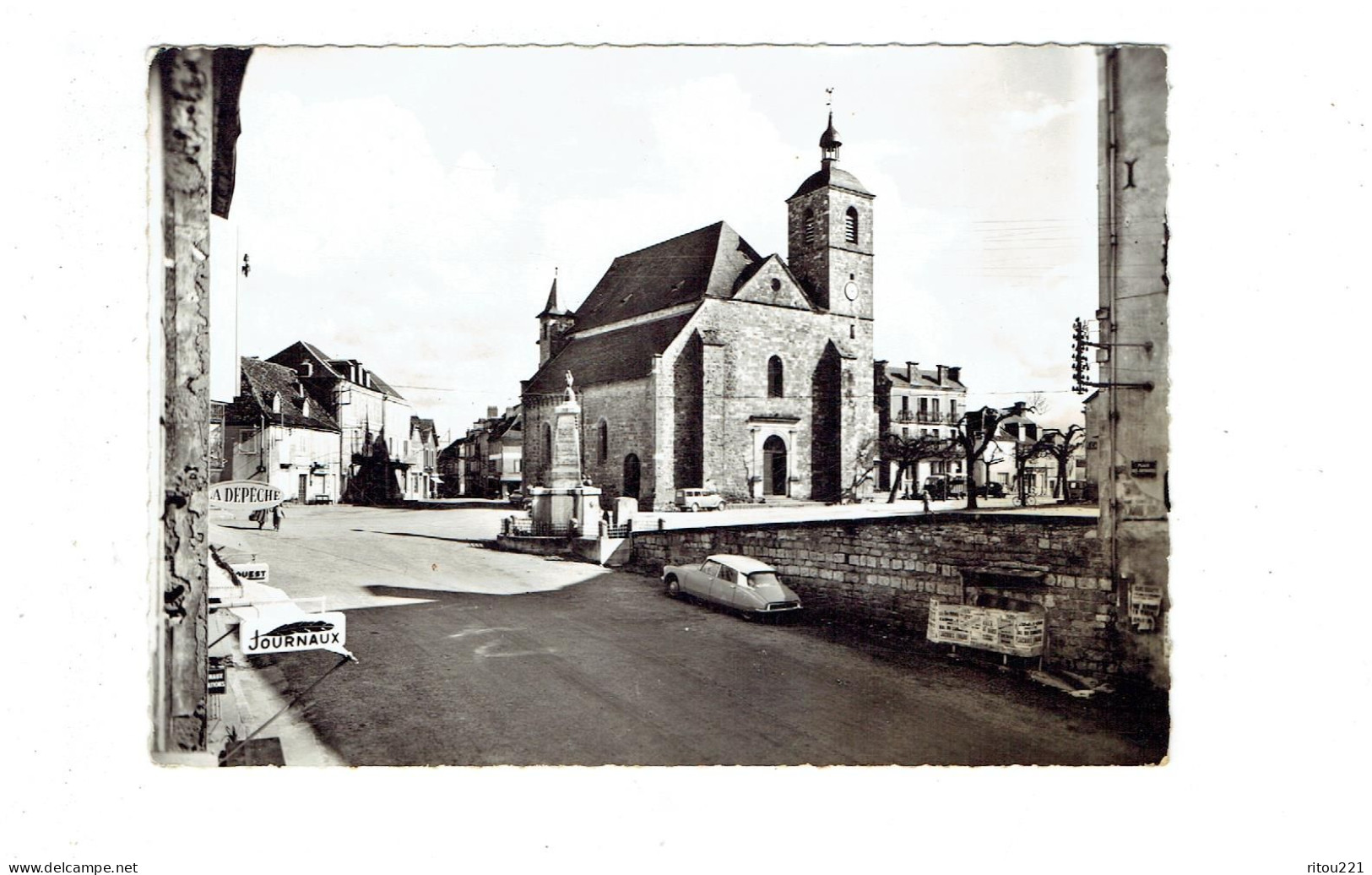 Cpm - 46 - Lot > Vayrac En Quercy - L'église - Photo Veyssière - Voiture DS Citroën Vespasiennes JOURNAUX - Vayrac