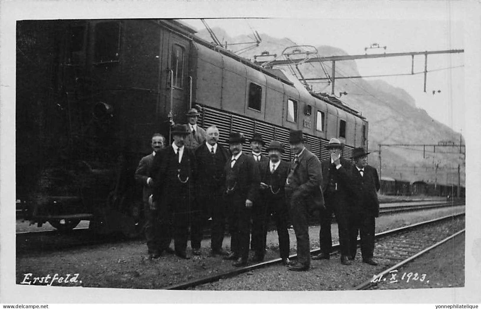 TOP - SUISSE - UR - URI - ERSTFELD - Carte Photo 21 Octobre 1923 - Groupe D'hommes Devant Un Train - (Sui-190) - Erstfeld