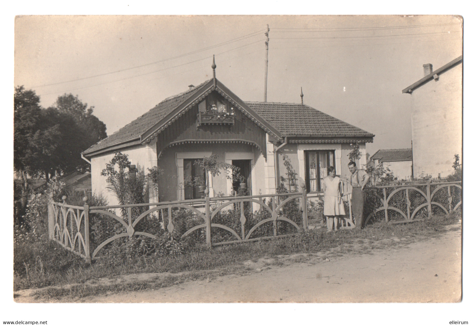 LIFFOL-le-GRAND (88) CARTE PHOTO. COUPLE DEVANT LEUR MAISON. A SITUER. - Liffol Le Grand