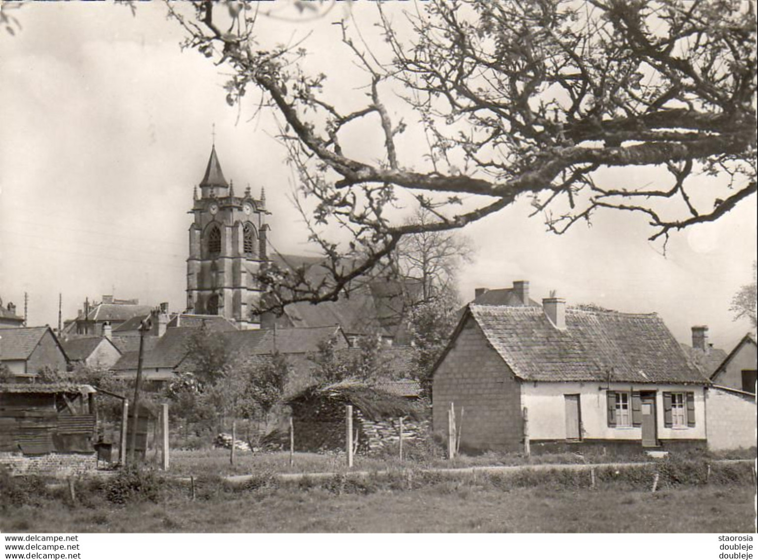 D80  CRÉCY EN PONTHIEU  Vue Sur L'Église - Crecy En Ponthieu