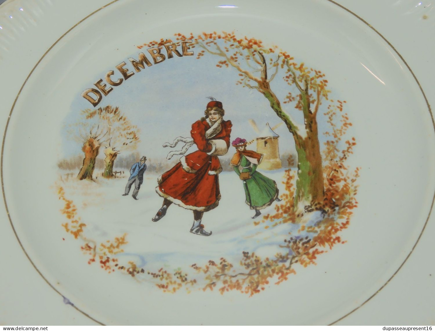 -ASSIETTE A DESSERT CERAMIQUE SAINT AMANDINOISE ANCIENNE MOIS De DECEMBRE XXe    E - Saint Amand (FRA)