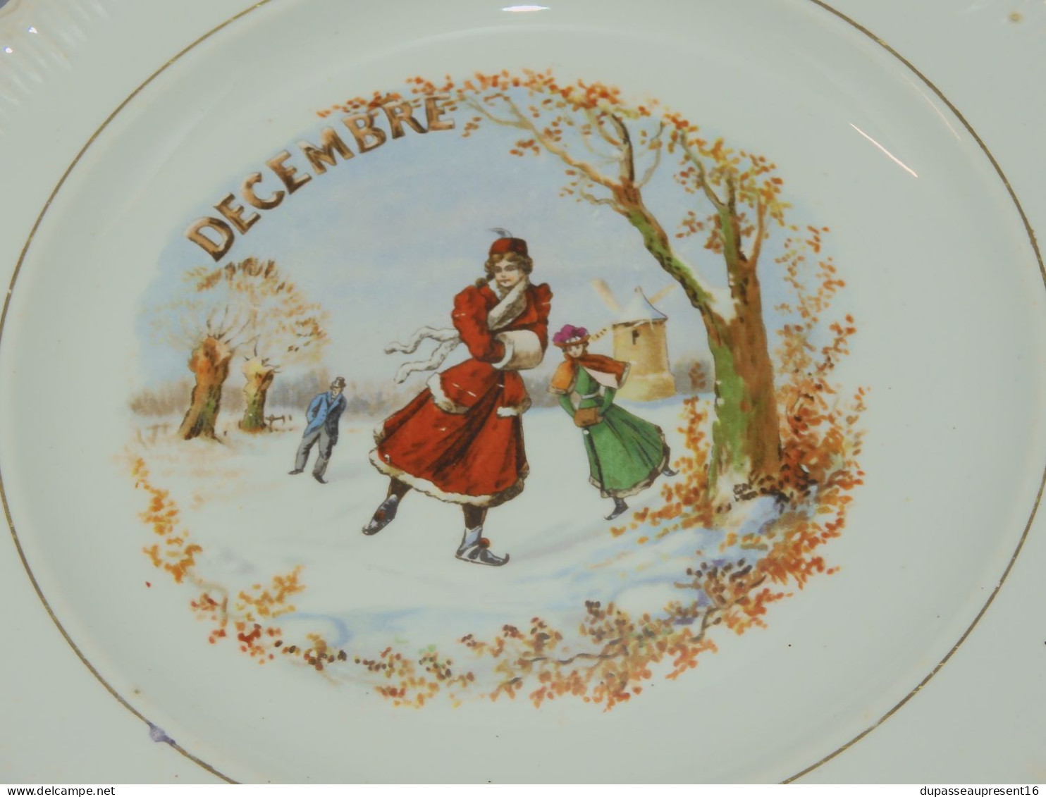 -ASSIETTE A DESSERT CERAMIQUE SAINT AMANDINOISE ANCIENNE MOIS de DECEMBRE XXe    E