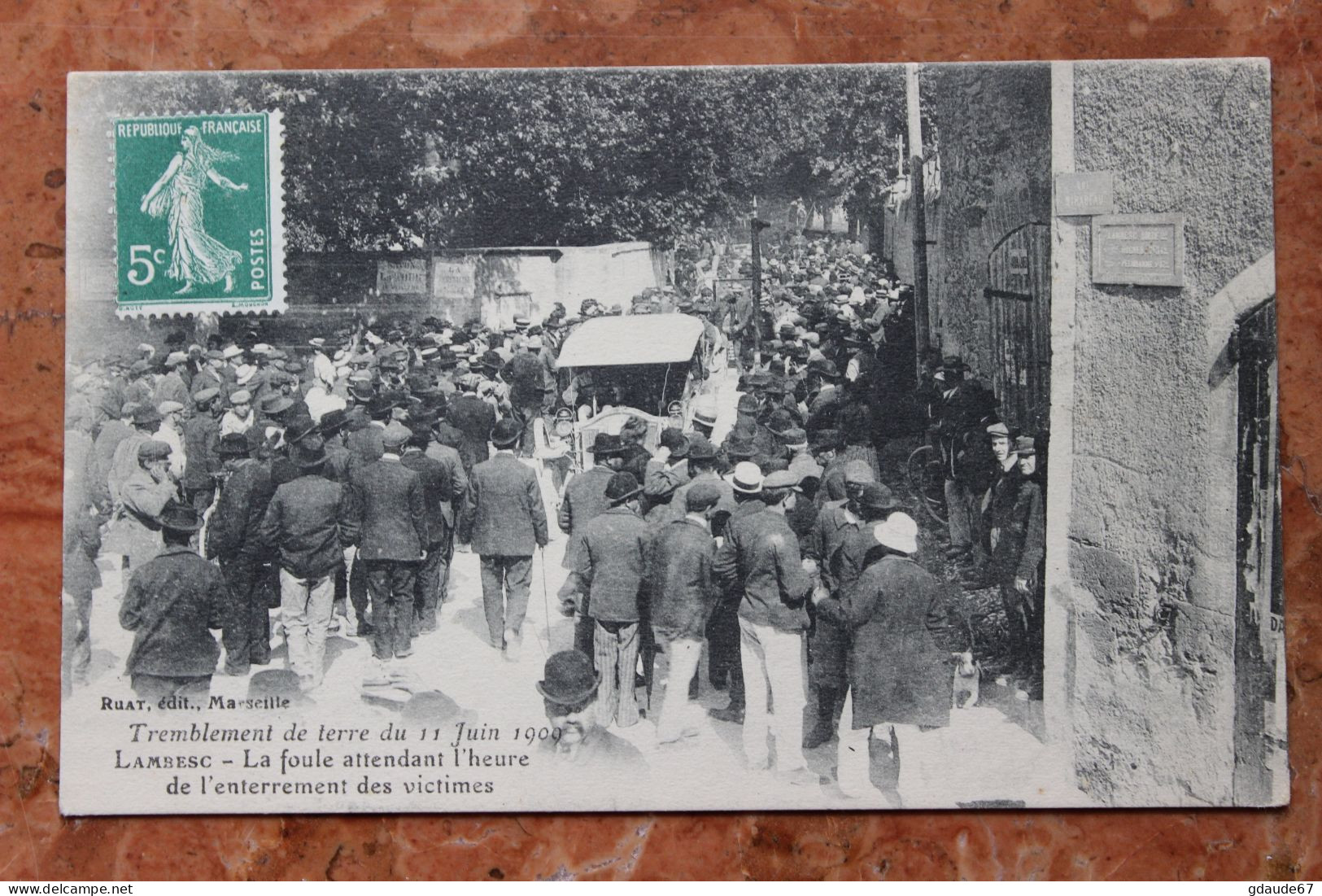 LAMBESC (13) - LA FOULE ATTENDANT L'HEURE DE L'ENTERREMENT DES VICTIMES - TREMBLEMENT DE TERRE DU 11 JUIN 1909 - Lambesc