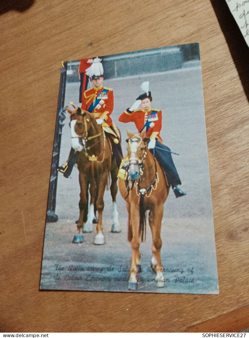 534 //  LA REINE RECEVANT LE SALUT DES DRAPEAUX DEVANT LE PALAIS DE BUCKINGHAM - Buckinghamshire