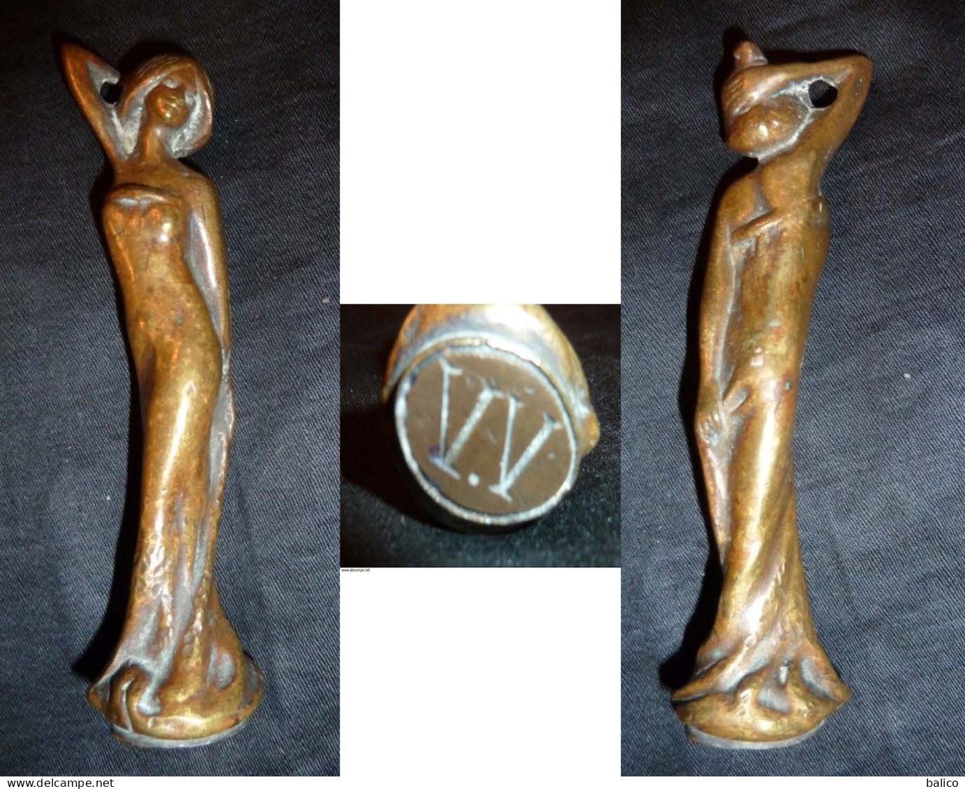 Très Jolie Cachet "Art-Déco" En Bronze   ( Avec Initiales,  V. V ) - Stempel & Siegel