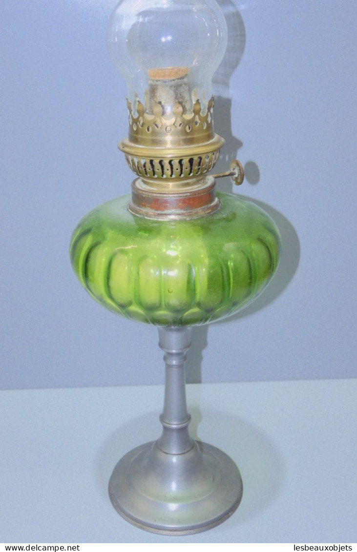 - ANCIENNE LAMPE A PETROLE PIED ETAIN BOL VERRE COULEUR VERTE Complète   E - Lámparas Y Arañas