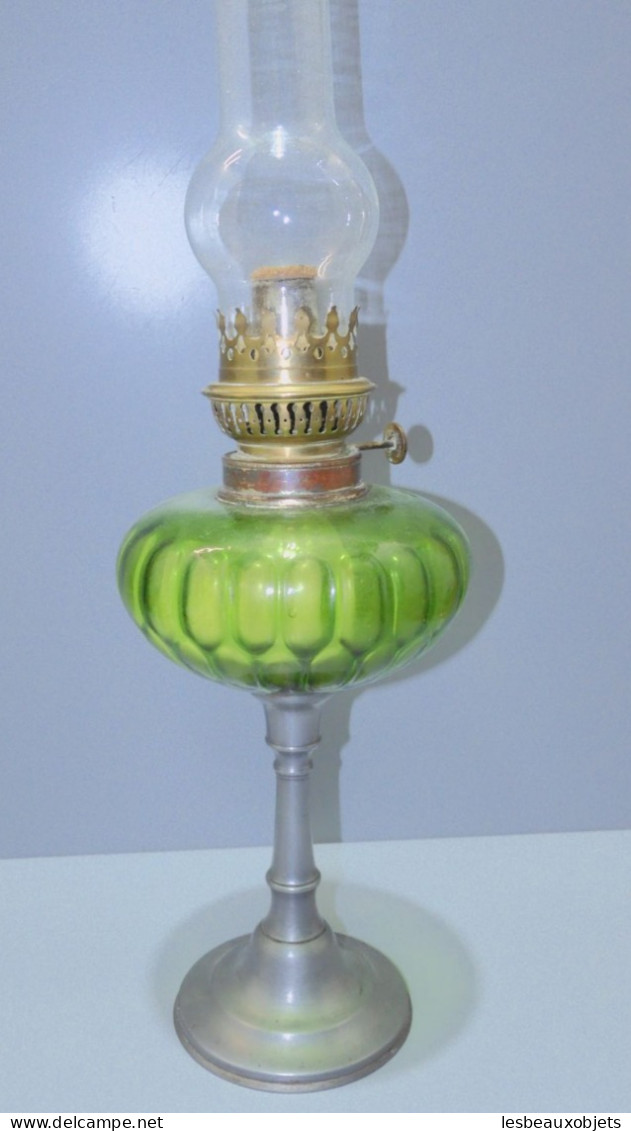 - ANCIENNE LAMPE A PETROLE PIED ETAIN BOL VERRE COULEUR VERTE Complète   E - Luminaires & Lustres