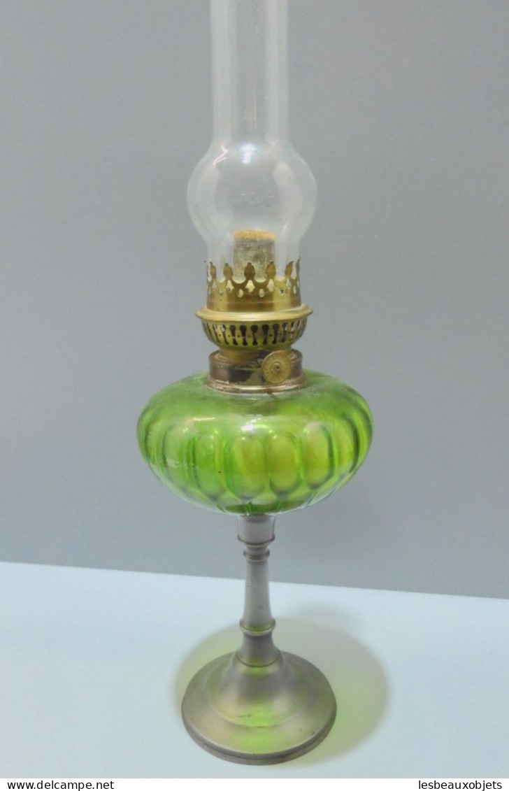 - ANCIENNE LAMPE A PETROLE PIED ETAIN BOL VERRE COULEUR VERTE Complète   E