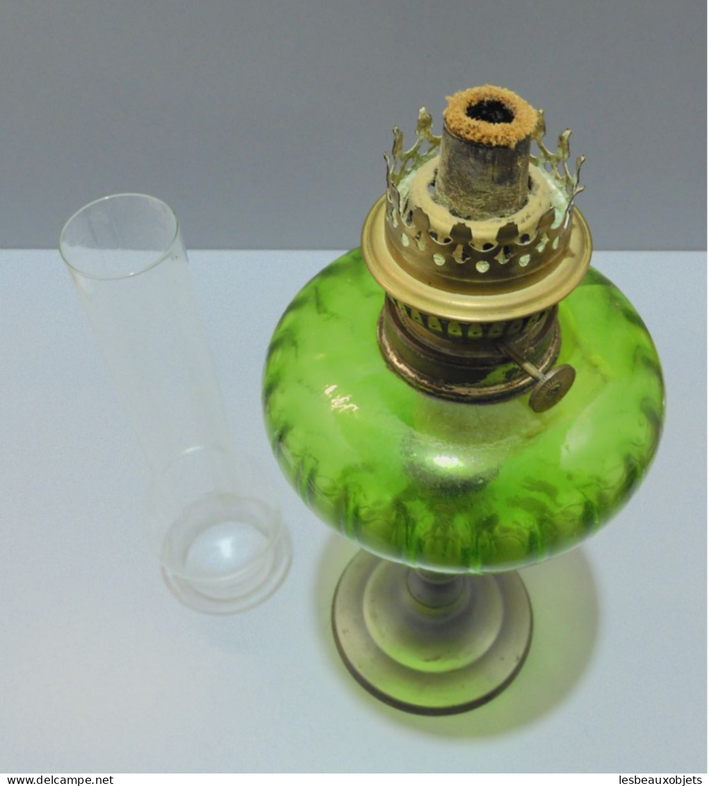 - ANCIENNE LAMPE A PETROLE PIED ETAIN BOL VERRE COULEUR VERTE Complète   E