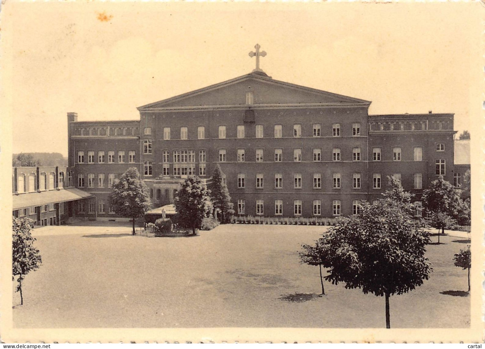 CPM - NIVELLES - Institut De L'Enfant Jésus - Ensemble Des Bâtiments Et Plaine De Jeux. - Nivelles