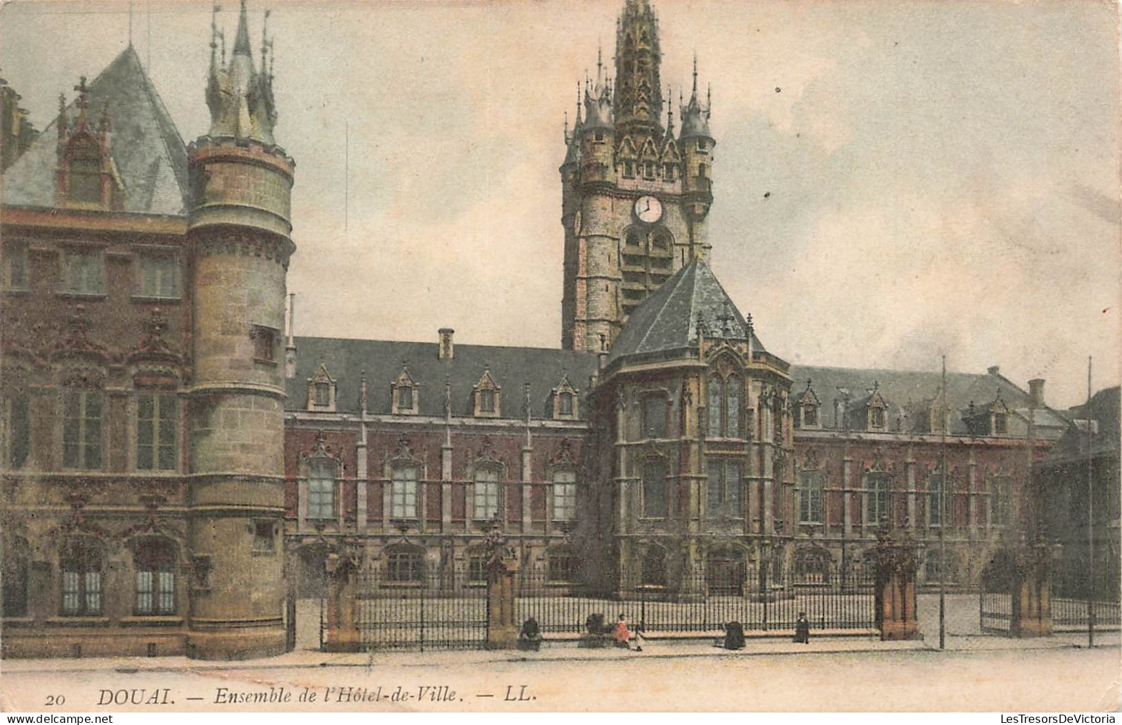 FRANCE - Douai - Ensemble De L'hôtel De Ville - LL - Colorirsé - Carte Postale Ancienne - Douai