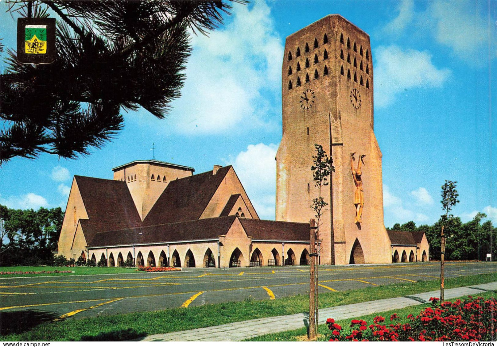 BELGIQUE - Oostduinkerke - Vue Générale De L'église St Nicolas - Carte Postale - Oostduinkerke