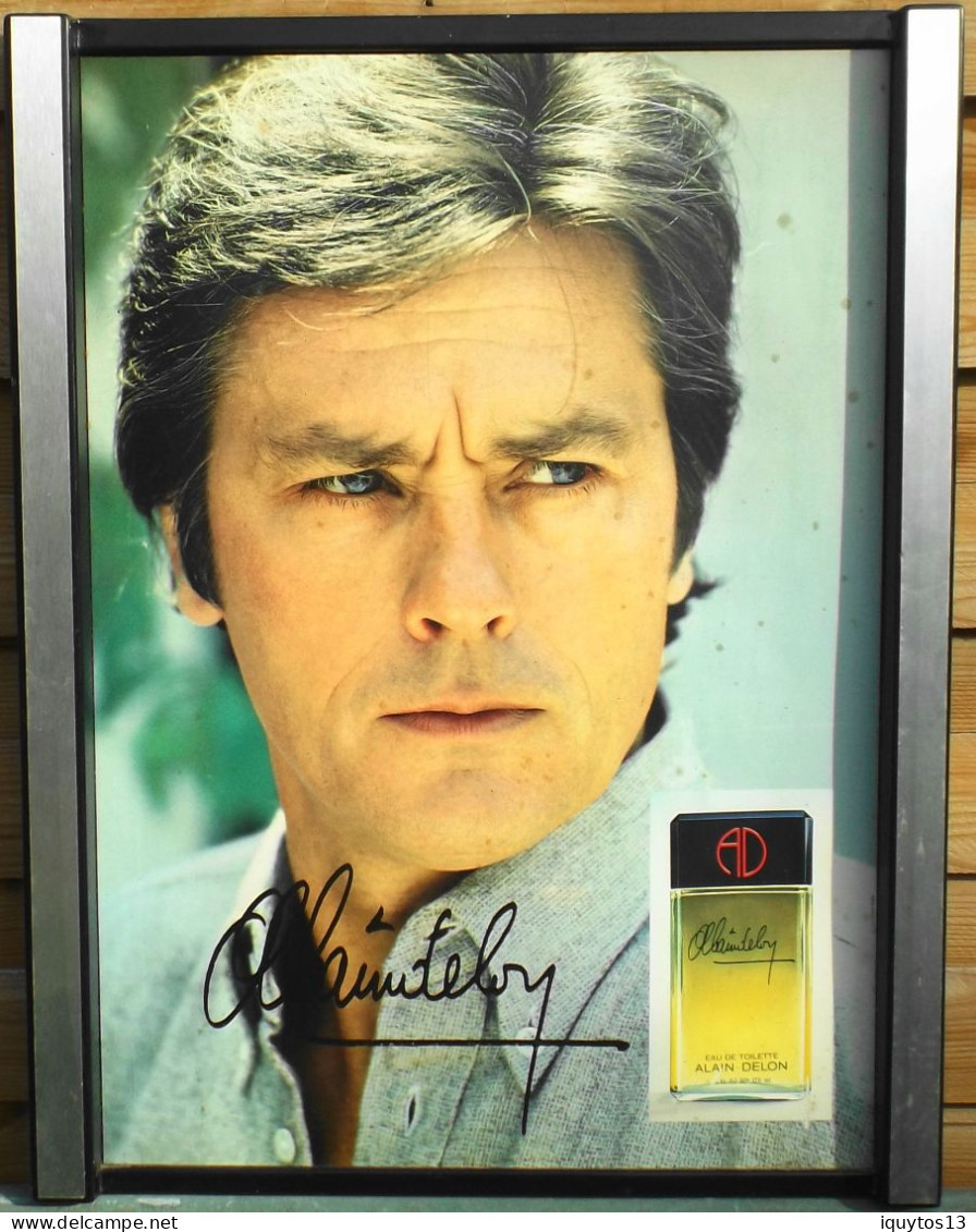 Alain Delon - Grande Photo Signée Et Encadrée Les Bords Sont En Alu. Brossé - Affiche Pour La Pub. Parfums Alain Delon - - Andere & Zonder Classificatie