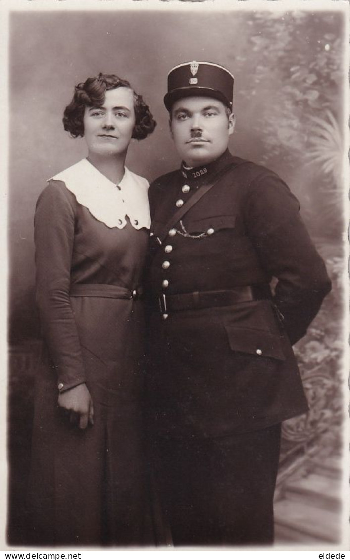 Carte Photo Femme Et Policier Moustache Style Hitler  Photo Martignon 154 Fg St Antoine Kepi No 12  Col No 7029 - Police - Gendarmerie