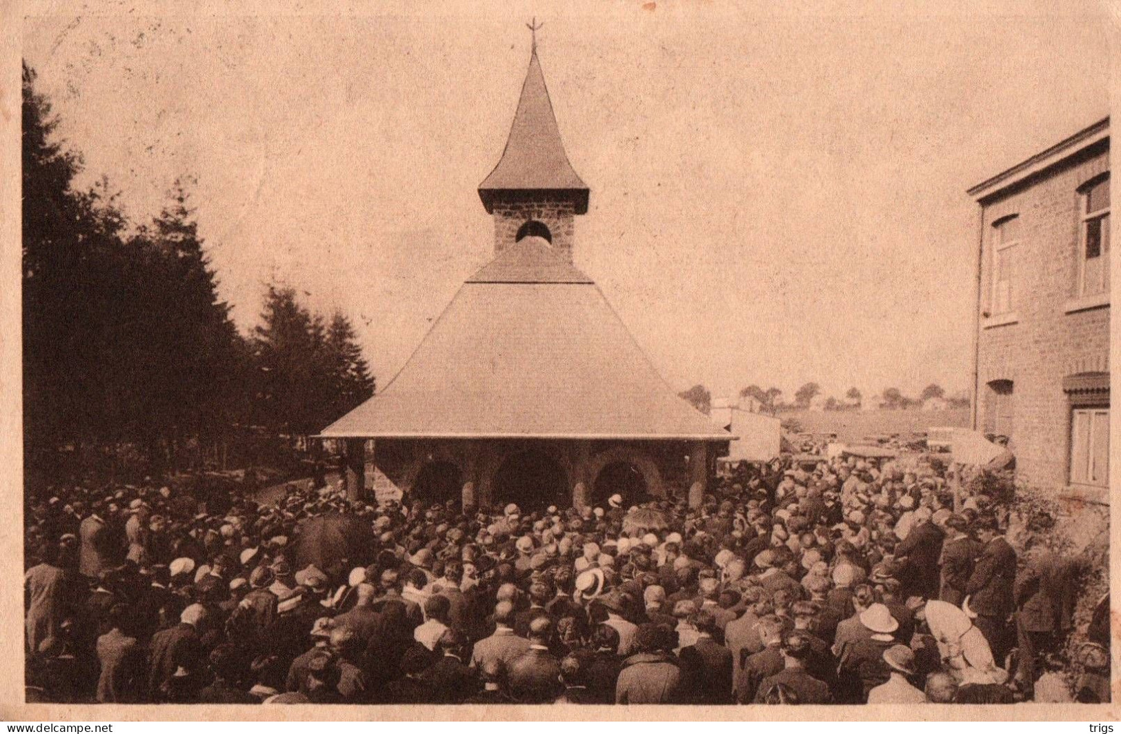 Banneux Notre Dame - Les Pèlerins En Prière Devant La Chapelle - Sprimont