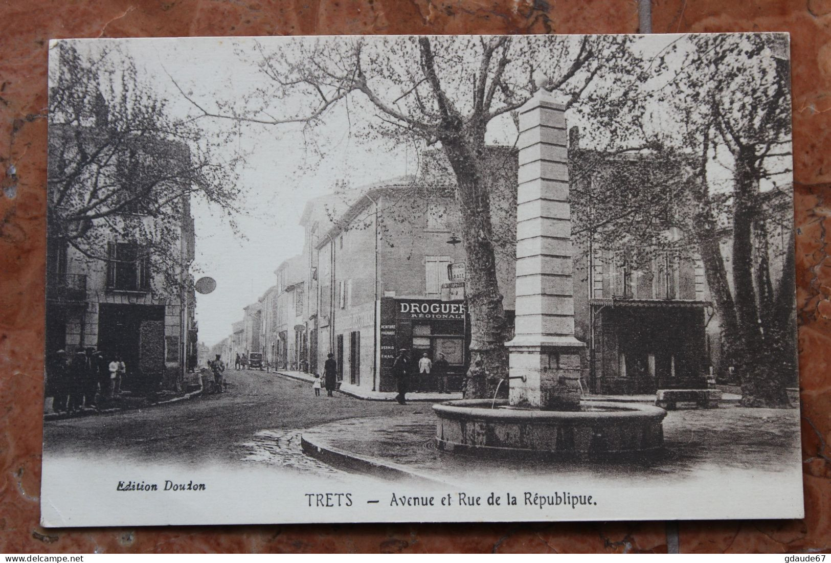 TRET (13) - AVENUE ET RUE DE LA REPUBLIQUE - Trets